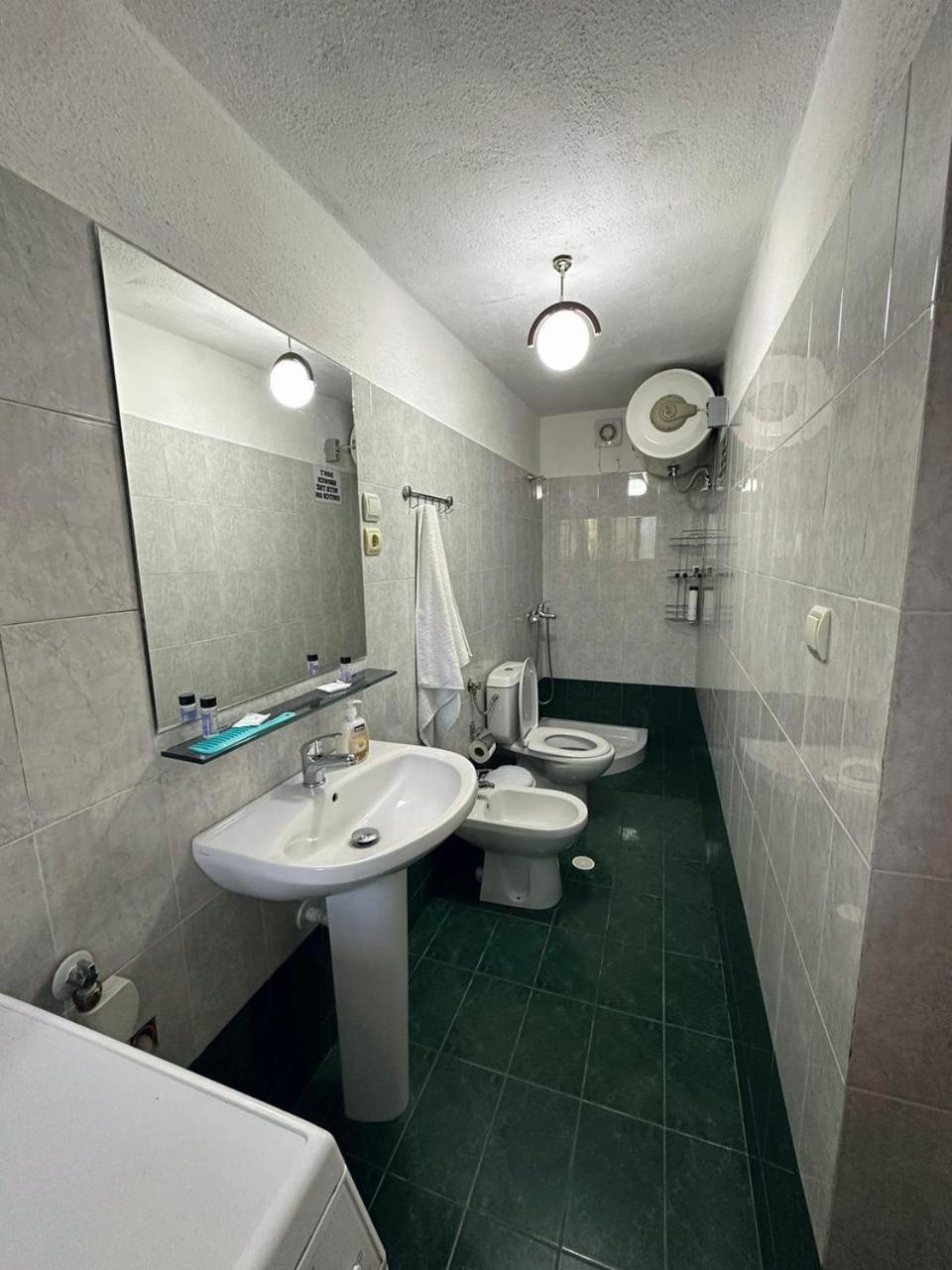 Geri Guesthouse Gjirokaster Luaran gambar