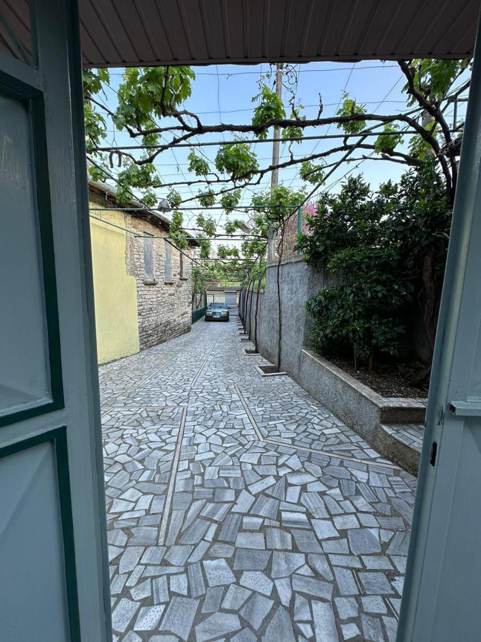 Geri Guesthouse Gjirokaster Luaran gambar